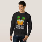 Drinkt Goed Met Anderen St. Patrick's Dag Drank Trui (Voorkant volledig)