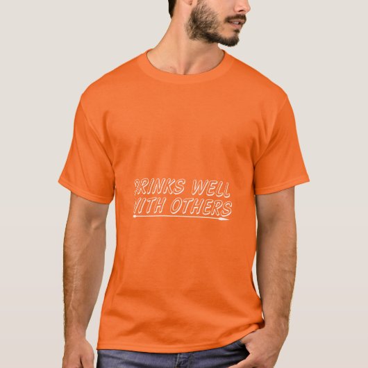 Drinkt goed met anderen t-shirt (Voorkant)
