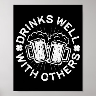 Drinkt Goed Met Anderen T-shirt Mannen Vrouwen St Poster