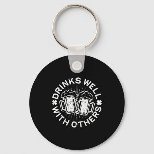 Drinkt Goed Met Anderen T-shirt Mannen Vrouwen St Sleutelhanger