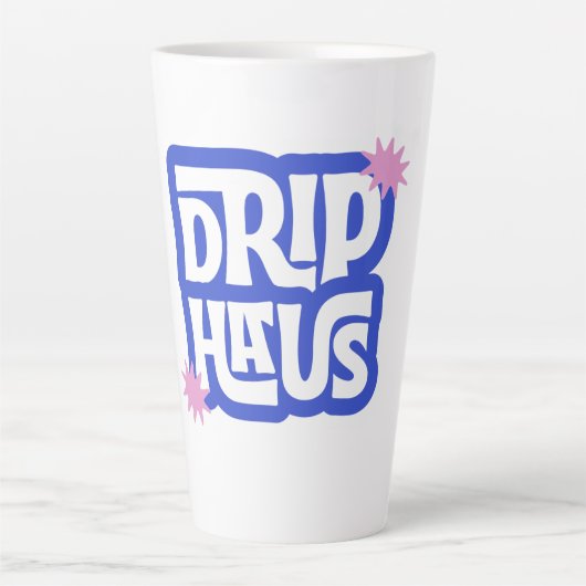 Drip Haus – Retro Speels Logo Latte Mok (Voorkant)