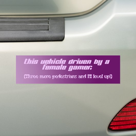 "Driven by a Vrouw Gamer"-Bumpersticker Bumpersticker (Op auto)