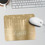 Driving Gold Glitter Monogram Muismat<br><div class="desc">Aangepast elegante en girale muismatje met gouden faux glitter tegen een gouden achtergrond van metalen folie. Monogram met jouw naam in een stijlvol trendy wit manuscript met swashes.</div>