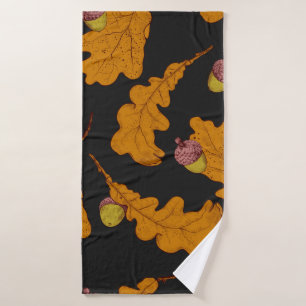 Droge eikenbladeren en eikels. met de hand getrokk badhanddoek