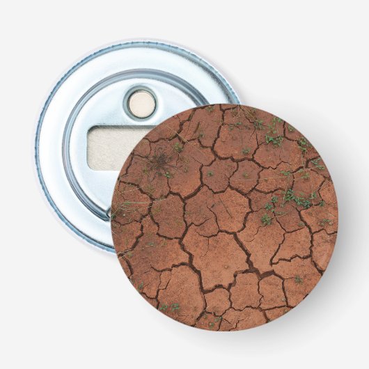Droge, gebarsten grond button flesopener (Voorkant)