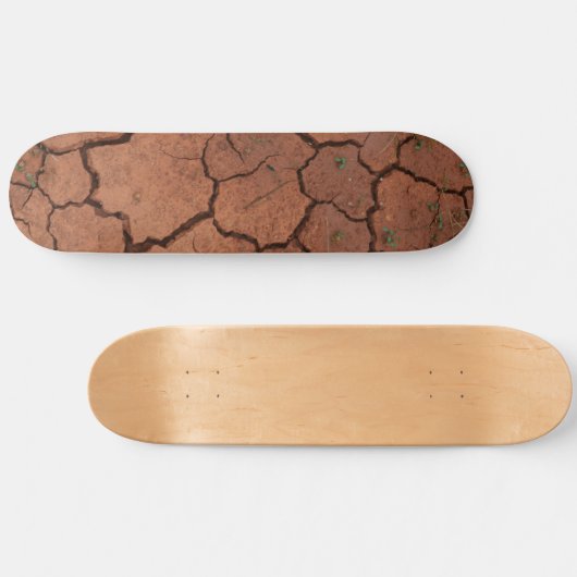Droge, gebarsten grond persoonlijk skateboard (Horizontaal)