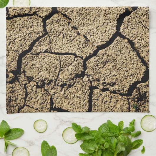 Droge grond met gekraakte aarde in droogte theedoek (Gevouwen)