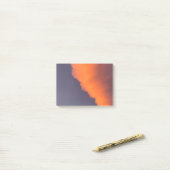 Droge, magische wolken in droomachtige, magische k post-it® notes (Op bureau)