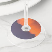 Droge, magische wolken in droomachtige, magische k wijnglaslabel (Dichtbij)