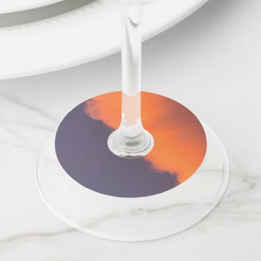 Droge, magische wolken in droomachtige, magische k wijnglaslabel (Dichtbij)