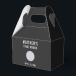 Drolerige vrijgezellenfeest golfbal bruiloft bedankdoosjes<br><div class="desc">Deze drolerige golfbal favorietendoos is een leuke manier om huwelijksfavorieten in te pakken die je de mannen kunt geven,  inclusief je getuigen,  als een cadeau van je vrijgezellenfeest.  Perfect voor elke bruidegom die golf speelt!  Personaliseer met de naam van de bruidegom en de datum van het vrijgezellenfeest.</div>