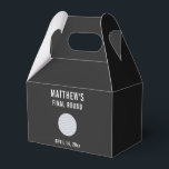 Drolerige vrijgezellenfeest golfbal bruiloft bedankdoosjes<br><div class="desc">Deze drolerige golfbal favorietendoos is een leuke manier om huwelijksfavorieten in te pakken die je de mannen kunt geven,  inclusief je getuigen,  als een cadeau van je vrijgezellenfeest.  Perfect voor elke bruidegom die golf speelt!  Personaliseer met de naam van de bruidegom en de datum van het vrijgezellenfeest.</div>