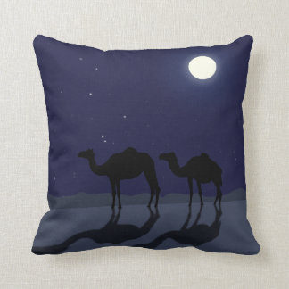Dromedary camels in de Sahara-woestijnnacht Kussen
