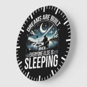 Dromen ontstaan als iedereen slaapt grote klok (Hoek)