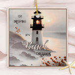 Dromen van een strand kerstversiering keramisch ornament<br><div class="desc">Dromerig roze kerstornament met een schilderij van een vuurtoren op het strand. Een vuurtoren is een symbool van hoop en een indicatie van richting,  veiligheid en dus een mooi symbool voor een nieuw begin.</div>