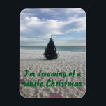 Dromen van White Christmas Beach Florida Vakantie Magneet<br><div class="desc">"Ik droom van een witte kerst" - en DIT is mijn idee van een witte kerst! Deze foto is gemaakt aan de Emerald Coast in Destin Florida en heeft een prachtig versierde kerstboom in een witte zandstrand omgeving.</div>