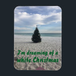 Dromen van White Christmas Beach Florida Vakantie Magneet<br><div class="desc">"Ik droom van een witte kerst" - en DIT is mijn idee van een witte kerst! Deze foto is gemaakt aan de Emerald Coast in Destin Florida en heeft een prachtig versierde kerstboom in een witte zandstrand omgeving.</div>