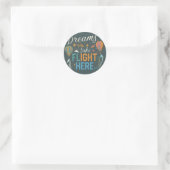 Dromen vliegen hier naartoe Sticker (Tas)
