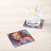 Dromerig meisje met regenbooglampen kartonnen onderzetters (Insitu)