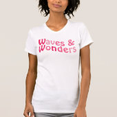 Dromerig Ocean-geïnspireerd T-shirt met Wavy Pink  (Voorkant)
