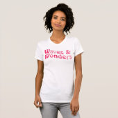 Dromerig Ocean-geïnspireerd T-shirt met Wavy Pink  (Voorkant volledig)