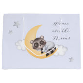 Dromerig Over The Moon Raccoon Boy Baby shower Groot Cadeauzakje (Voorkant)