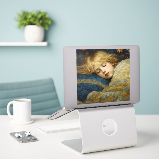 Dromerig slapend kind in bloemenquilt sticker (Laptop op bureau)
