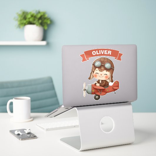 Dromerige Baby Aviator in een rood vliegtuig Sticker (Laptop op bureau)