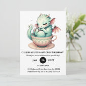 Dromerige Baby Dragon in  Teacup Verjaardag Kaart (Staand voorkant)