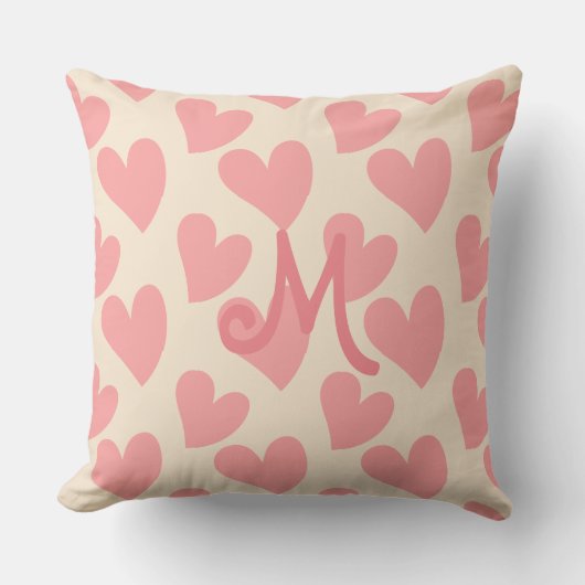 Dromerige pastel roze harten monogram beige kussen (Voorkant)
