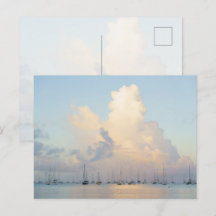 Dromerige pastel zonsopgang boven baai en zeilbote