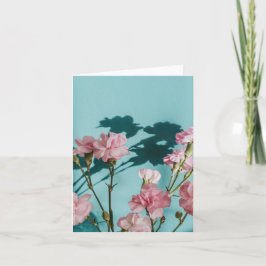 Dromerige roze anjerbloemen op blauwe achtergrond kaart