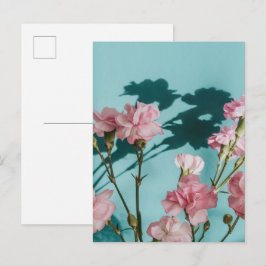 Dromerige roze anjerbloemen op een blauwe achtergr briefkaart