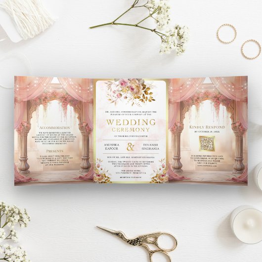 Dromerige roze bloemenindiase mandap hindoe bruilo drieluik uitnodiging