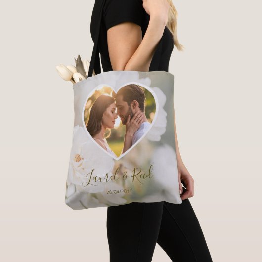 Dromerige Witte Roos Custom Foto Huwelijksnamen Tote Bag (Dichtbij)