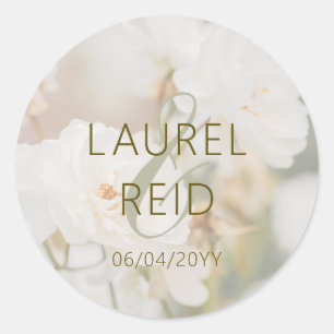 Dromerige witte roos foto met namen elegante trouw ronde sticker