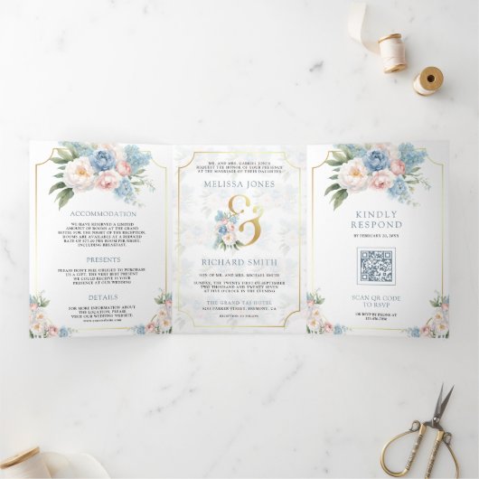 Dromerige Zachte Blauwe Roze Bloemen Alles in Één Drieluik Uitnodiging (Binnen)