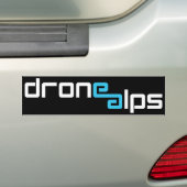 Drone Alps Logo (wit en blauw) Bumpersticker (Op auto)