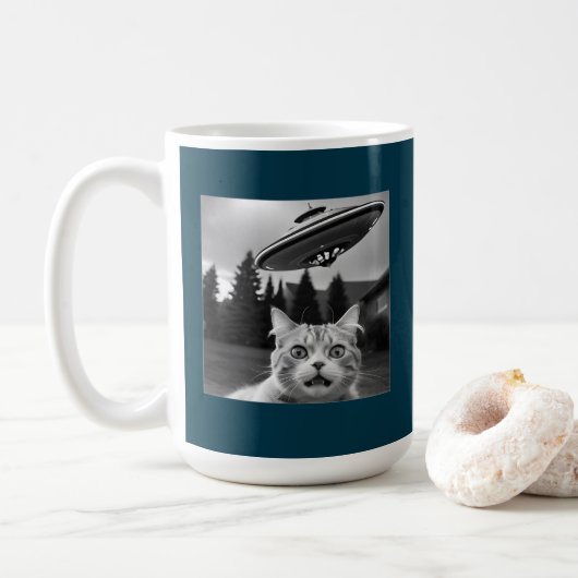 Drone UFO Funny Cat UAP Invasion Koffiemok (Met donut)