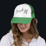 Dronken AF Houtskool Logo Heren/Dames Pet Trucker<br><div class="desc">Dronken AF Unisex truckerhoed - het logo kan indien nodig worden verplaatst en je kunt tekst toevoegen om het te personaliseren. Wij adviseren iets als een trouw-hashtag! We houden van alles aan deze collectie: roze, groene en zwarte kleurpalet, ontspannen en leuke typografie en de perfecte zomertijd-grafieken om het toneel te...</div>