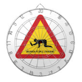 DROOGGENDE MENSEN DIE DE VERKEERSZIJDE OVERSCHRIJD DARTBORD (Voorkant)