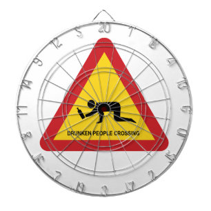 DROOGGENDE MENSEN DIE DE VERKEERSZIJDE OVERSCHRIJD DARTBORD