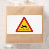 DROOGGENDE MENSEN DIE DE VERKEERSZIJDE OVERSCHRIJD ETIKET (Insitu)