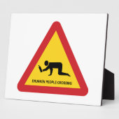 DROOGGENDE MENSEN DIE DE VERKEERSZIJDE OVERSCHRIJD FOTOPLAAT (Zijkant)