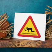 DROOGGENDE MENSEN DIE DE VERKEERSZIJDE OVERSCHRIJD FOTOPLAAT (Zijkant)