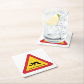 DROOGGENDE MENSEN DIE DE VERKEERSZIJDE OVERSCHRIJD KARTONNEN ONDERZETTERS (Insitu)