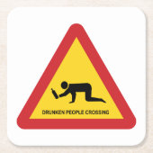 DROOGGENDE MENSEN DIE DE VERKEERSZIJDE OVERSCHRIJD KARTONNEN ONDERZETTERS (Voorkant)