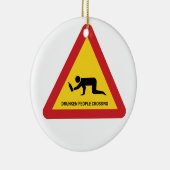 DROOGGENDE MENSEN DIE DE VERKEERSZIJDE OVERSCHRIJD KERAMISCH ORNAMENT (Rechts)