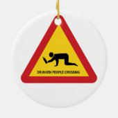 DROOGGENDE MENSEN DIE DE VERKEERSZIJDE OVERSCHRIJD KERAMISCH ORNAMENT (Achterkant)