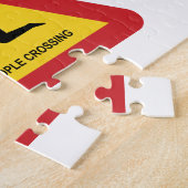 DROOGGENDE MENSEN DIE DE VERKEERSZIJDE OVERSCHRIJD LEGPUZZEL (Zijkant)